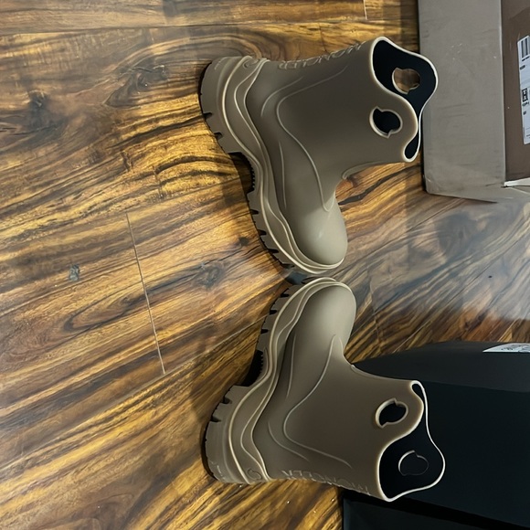 Monclear rain boots size 8 brand new oat color women’s - Picture 5 of 7